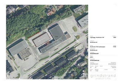 Situasjonsplan som viser tomtens beliggenhet, nabolag, veier og plassering av bygninger sett fra luften.