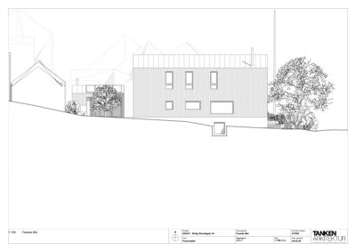 Fasadetegning (opprikk) som viser bygningens utseende fra øst, inkludert takform, vinduer, fasadematerialer og terrengforhold.