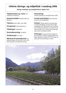 Fotografi som viser et vassdragsområde med en elv, en flaumvoll og jordbruksarealer.