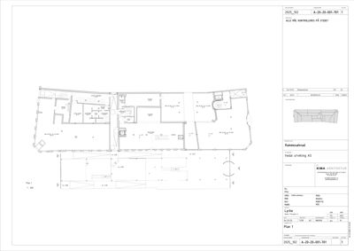 Etasjeplan (Plan 1) som viser romfordeling, vegger og dører for et bygg.