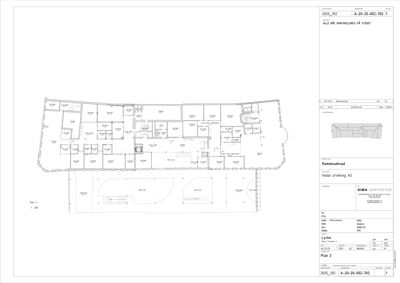 Etasjeplan (Plan 2) som viser romfordeling, vegger og inngangsparti for et bygg.
