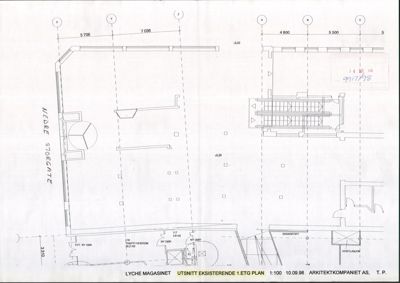 Etasjeplan (1. etasje) for Lyché Magasinet, som viser romfordeling, dører og dimensjoner.