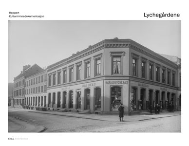 Sort-hvitt fotografi av en historisk bygning (Lychegårdene) sett fra gatene, inkludert tekst om kulturminnedokumentasjon.