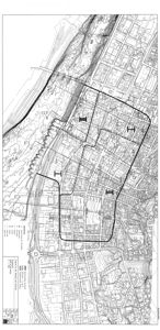 Situasjonsplan som viser tomtens plassering i forhold til nabolag, vei og terrengforhold.