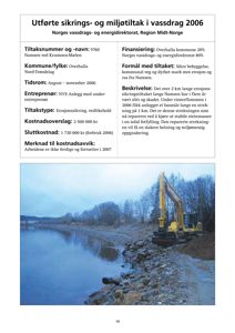 Fotografi som viser et utstyr (graver) ved en elv (Namsen) i forbindelse med erosjonssikring.