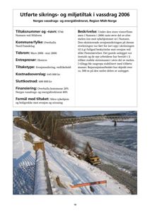 Fotografi av et vassdragsområde med en elv, snødekte bredder og en gule gruve i forgrunnen.