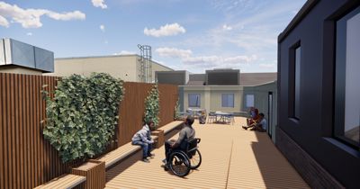 3D-visualisering av en uteplass eller terrasse med beplantning, møbler og personer, inkludert en person i rullestol.