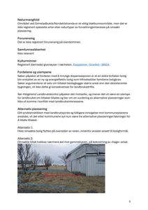 Fotografi av en hvit bygning med en markert grunntomt (blå linje) og en alternativ plassering (rød pil).