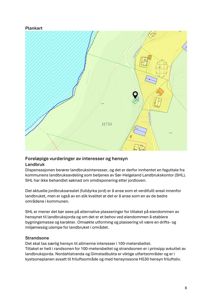 Et kart (plankart) som viser eiendommen med en markør, samt tekster om vurderinger av landbruk og strandsone.