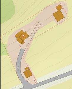 Situasjonsplan som viser tomtens form, grenser (røde linjer), eksisterende bygninger (brune blokker), veier (grå) og terrengforhold (konturlinjer).
