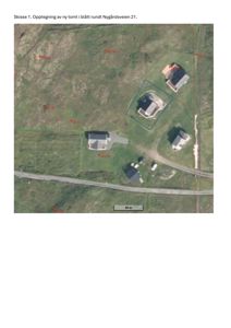 Situasjonsplan som viser en ny tomte (markert med blå linje) i forhold til nabolaget og eksisterende bygninger.