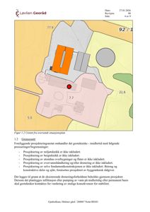 Situasjonsplan som viser bygningens plassering i forhold til terrenget og nabolaget, med høydemålinger og grenser.