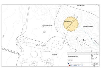 Situasjonsplan som viser tomtens topografi, naboeiendommer, veier og plassering av bygninger og anlegg.