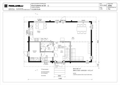 Etasjeplan (FLOOR PLAN) som viser romfordeling, mål og innredning for første etasje.