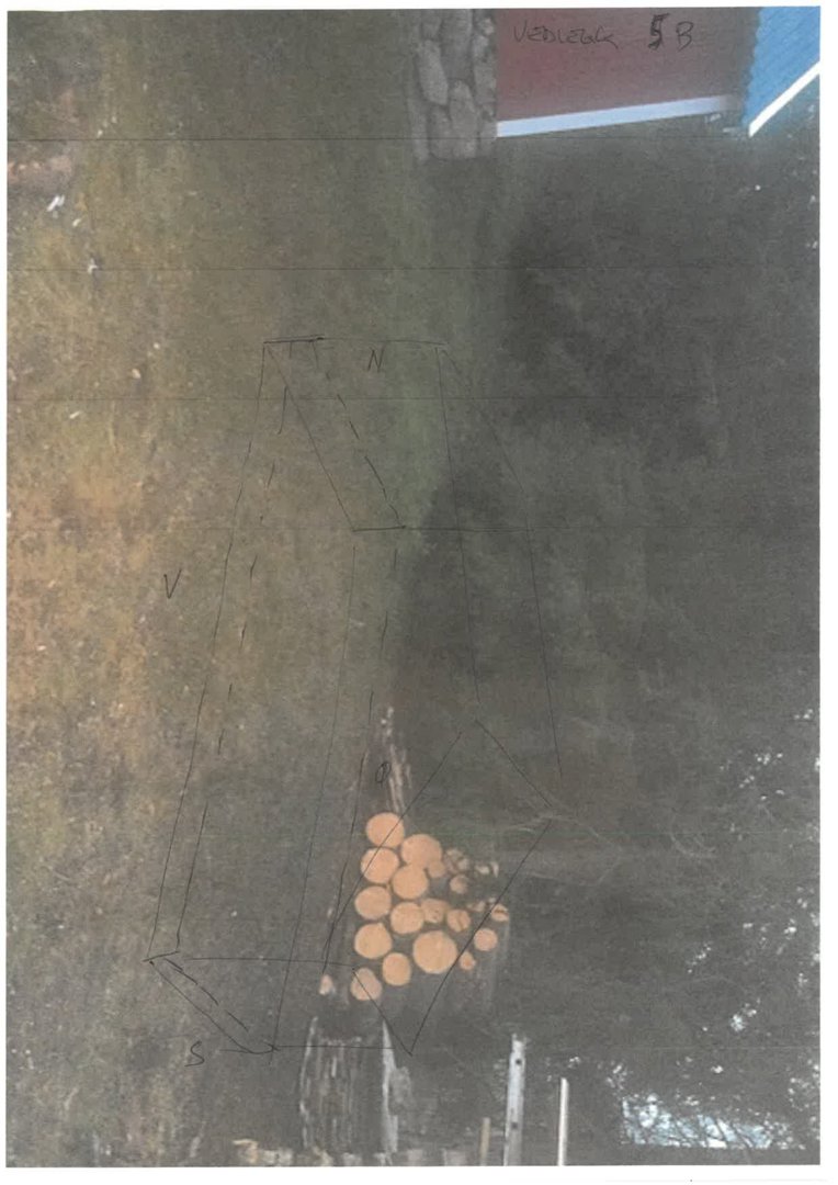 Fotografi av en tomt med en tegnet bygningsoversikt (situasjonsplan) overlagt på bildet.