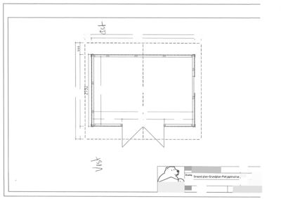 Tegning som viser fasadeoppsettet for en bygning (hus), med mål på veggene og romfordeling sett fra utsiden.
