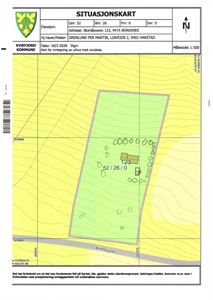 Situasjonskart som viser eiendomsgrenser, topografi (konturlinjer), vegforhold og eksisterende bygninger.