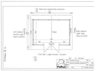Tegning som viser fasadeoppsettet for en bygning (hus), med mål på veggene og romfordeling sett fra utsiden.