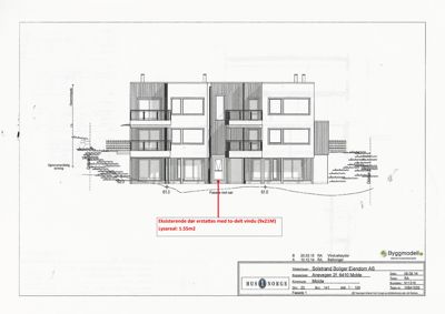 Fasadetegning som viser bygningens utseende fra fronten, med mål, vindusoppsett og en merknad om å erstatte en dør.