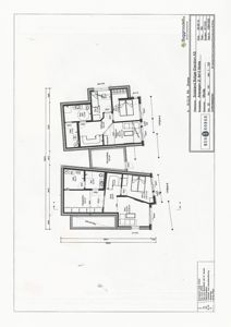 Etasjeplan (1. etg) som viser romfordeling, vegger og dører for to leiligheter.