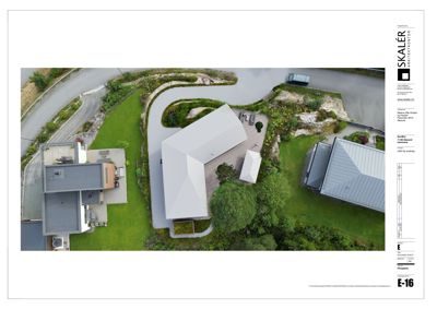 Situasjonsplan som viser tomtens beliggenhet, beplantning, kjørevei og plassering av bygninger sett fra oven.