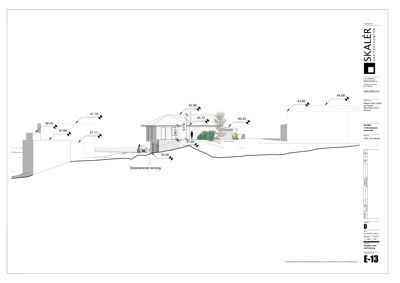 Fasadetegning (opprikk) som viser bygningens høyde i forhold til terrenget og eksisterende nabobygninger.