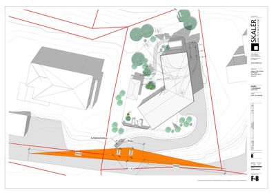 Situasjonsplan som viser tomtens form, topografi (konturlinjer), plassering av bygninger, beplantning, veier og avfallsbeholdere.