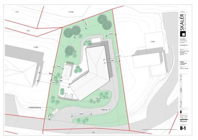 Situasjonsplan som viser bygningens plassering på tomten, omgivende terreng (konturlinjer), beplantning, tilkomstveier og nabobebyggelse.