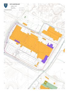 Situasjonskart som viser tomtens beliggenhet, omgivende infrastruktur, og plassering av bygninger (markert med farger).