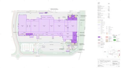 Situasjonsplan som viser bygningens plassering på tomten, omgivende veier, parkeringsplasser og arealbruk.