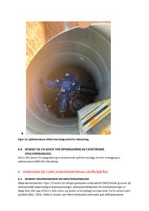 Fotografi av et spillvannskum (69953) sett nedover, med en ledig ventil for tilknytning. Bildet er en del av en rapport eller beskrivelse av et eksisterende vann- eller avløpsanlegg.