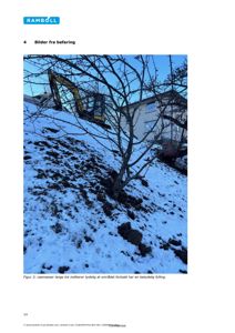 Fotografi fra befaring som viser en graving eller fylling av et terreng med snø, der en gullgraver er synlig.