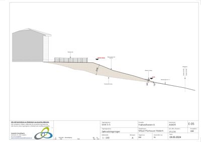 Snittegning (Snitt 5-5) som viser bygningens høydeprofil, terrengforhold og grunnmurkonstruksjon.