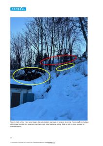 Fotografi av et snødekt terreng med trær og en bygning i forgrunnen, markert med sirkler.