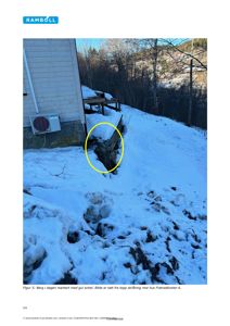 Fotografi av berg i dagen markert med gul sirkel, tatt fra topp skråning mot hus Frøtvedtveien 6.