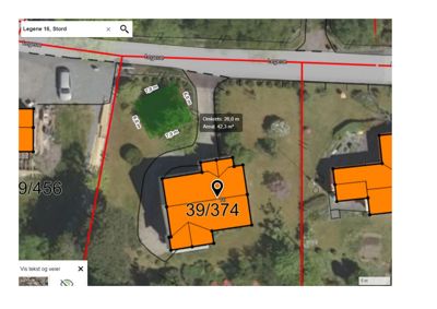 Flyfoto eller satellittbilde av eiendom med overlagte digitale tegninger (tomtegrenser, bygningsskisser) og arealdata.