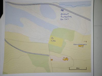 Situasjonsplan som viser tomtens beliggenhet i forhold til veier (Slaverivegen), nabolag (Midtre Øisjollsætra), høydeforhold (konturlinjer) og ønsket parkeringsplass.