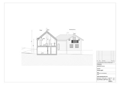Snittegning av eksisterende hus og tilbygg med høydemål og romfordeling.