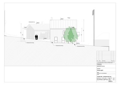Snittegning som viser bygningens høyde, terrengforhold og eksisterende hus sett fra siden.