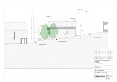 Fasadetegning som viser etasjehøyder, takhøyder og terrengforhold for en eksisterende bygning.