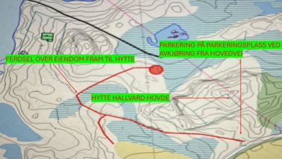 Kart med topografiske linjer som viser terrengform, samt markerte veier, eiendomsgrenser og en hytte. Tekstmerkingene peker på ferdselsveier og parkeringsplasser.