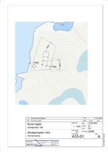 Situasjonsplan som viser tomtens form, høydeforskjeller (konturlinjer), vannarealer, og plassering av bygninger med mål.