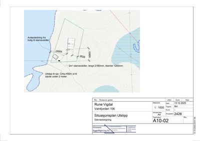 Situasjonsplan som viser tomtens form, høydemålerlinjer, plassering av bygning og slamavskiller, samt avløpsledning til sjø.