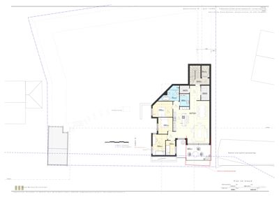 Etasjeplan (1. etasje) som viser romfordeling, vegglinjer og inngangspunkt.