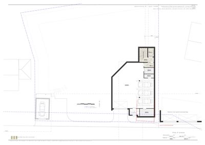 Situasjonsplan som viser bygningens plassering i forhold til naboeiendom, parkeringsplasser og veier.