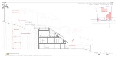 Snittegning som viser bygningens tverrsnitt, høyder og romfordeling i forhold til terrenget.