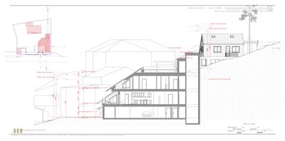 Snittegning som viser tverrsnittet av en bygning på en skråning, med høydeangivelser og romfordeling.