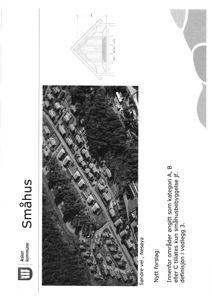 Et sort-hvitt flyfoto eller luftfotografi som viser et boligområde med mange småhus langs en vei i et skogkledt område.