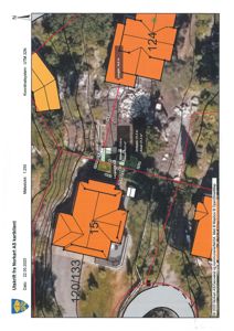 Situasjonsplan som viser tomtens plassering i forhold til nabolag, med overlag av satellittbilde og koordinatsystem.