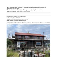 Fotografi av et hus under oppføring med stålrekkverk og byggematerialer på tomten.